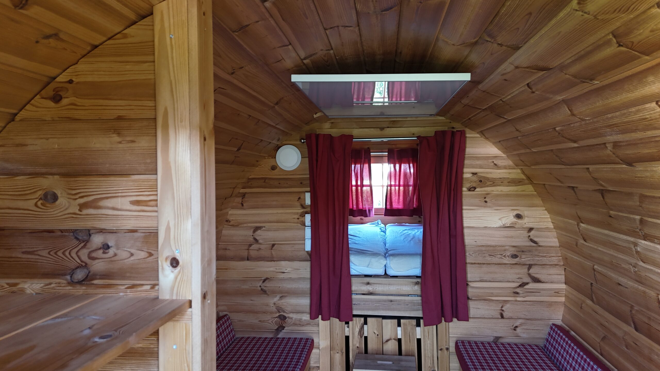 Gemütlicher Innenraum eines Campingfasses