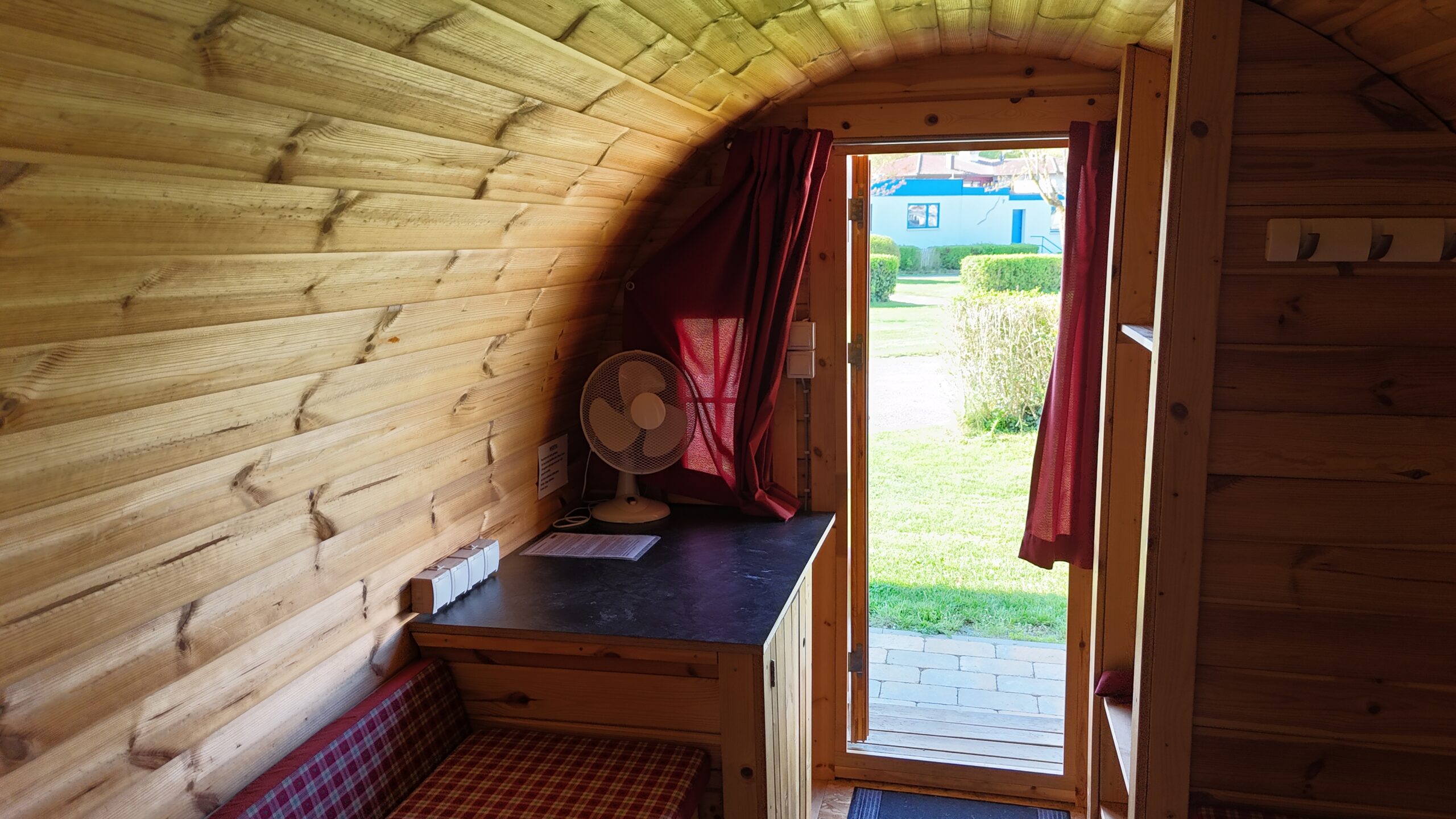 Wohn- und Schlafbereich im Campingfass